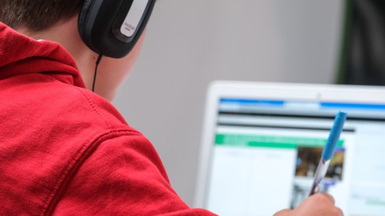 Edukacja cyfrowa w szkołach: nowe możliwości nauczania